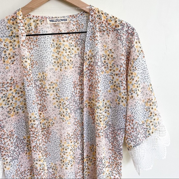 Wallflower floral kimono. - Picture 5 of 11